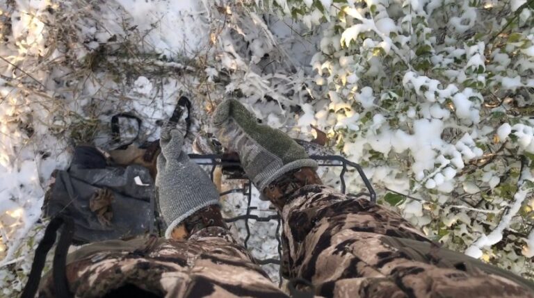 How To Keep Your Feet Warm While Hunting?